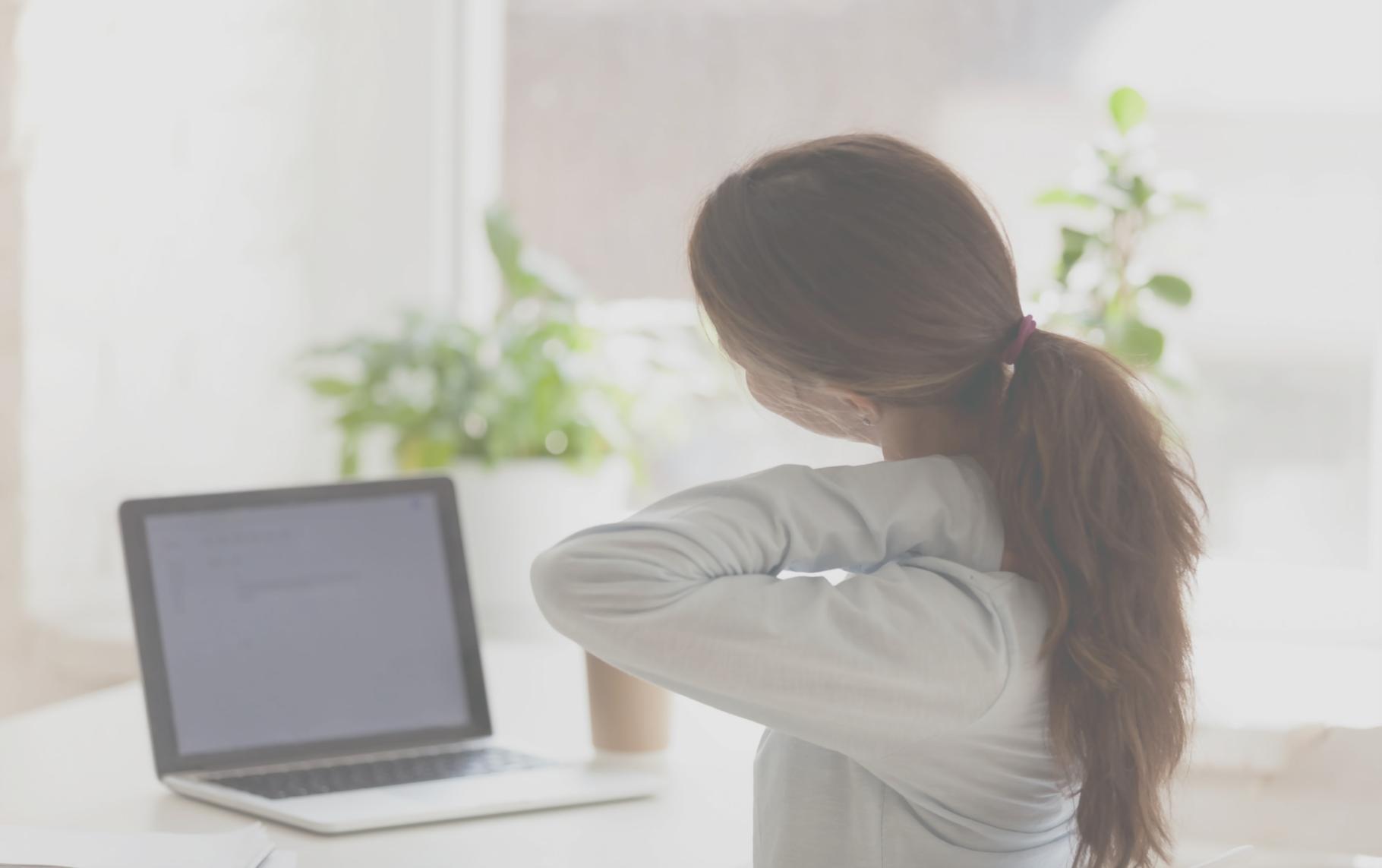 Teilnehmer arbeiten konzentriert an ihren persönlichen Entwicklungsplänen